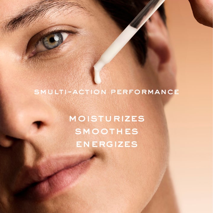 Nuxe Men Multi Action Serum 30 ml kosteuttava ja energisoiva seerumi pipetillä levitettynä.