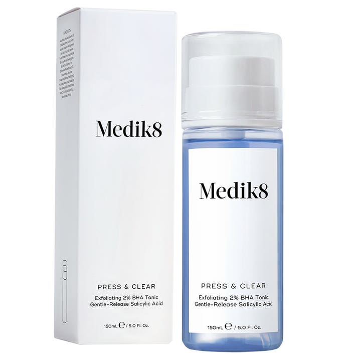 Medik8 Press & Clear 150 ml kuoriva BHA-kasvovesi vaaleansinisessä pumppupullossa ja valkoisessa pakkauksessa.