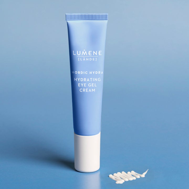 Lumene Hydrating Eye Gel Cream 15 ml kosteuttava silmänympärysvoide sinisessä tuubissa valkoisella tekstuurilla