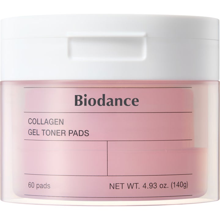 Biodance Collagen Gel Toner Pads 60 kpl kiinteyttävät hoitolaput vaaleanpunaisessa purkissa, jossa on valkoinen kansi.