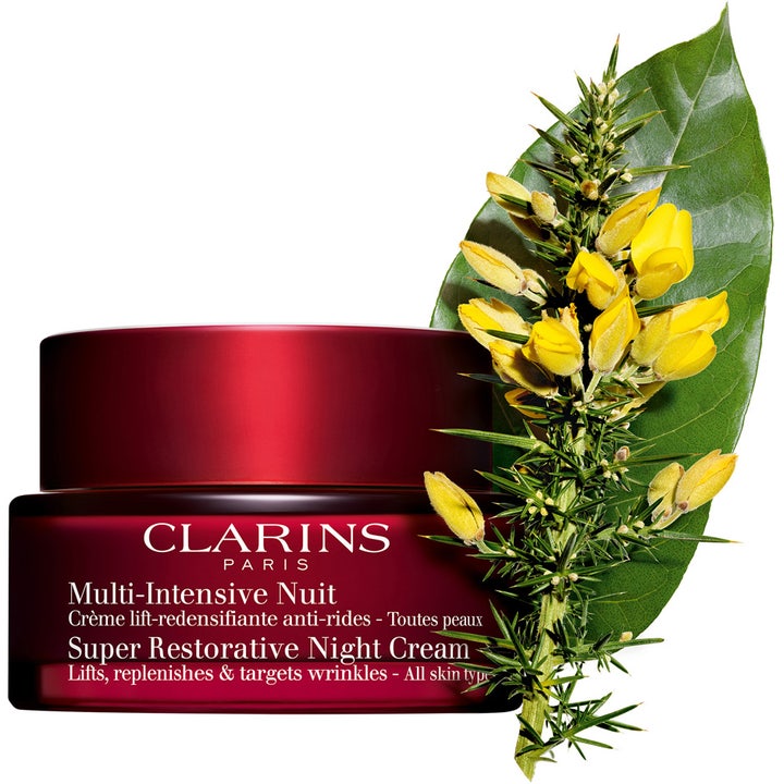 Clarins Super Restorative Night Cream 50 ml kiinteyttävä yövoide punaisessa purkissa keltaisten kukkien kera
