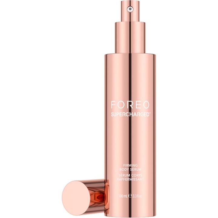 FOREO SUPERCHARGED Firming Body Serum 100 ml kiinteyttävä vartaloseerumi ruusukultaisessa pumppupullossa korkki auki