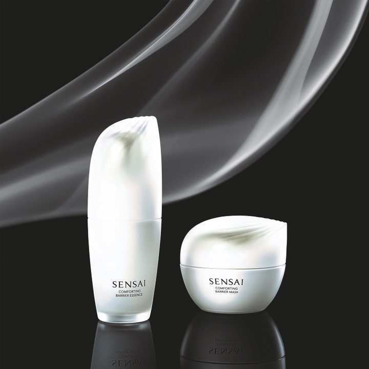 Sensai Comforting Barrier Essence 40 ml rauhoittava hoitoneste valkoisessa pullossa ja maski mustalla taustalla.