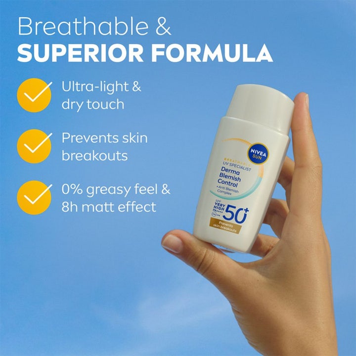 NIVEA UV Face Specialist Blemish Control 40 ml aurinkovoide kasvoille vähentää ihon kiiltoa nainen ja sininen taivas