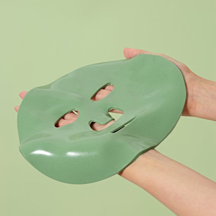Dr. Ceuracle Expert Spirulina Cooling Modeling Mask 30 g viilentävä kasvonaamio on vihreä ja joustava naamio käsissä.