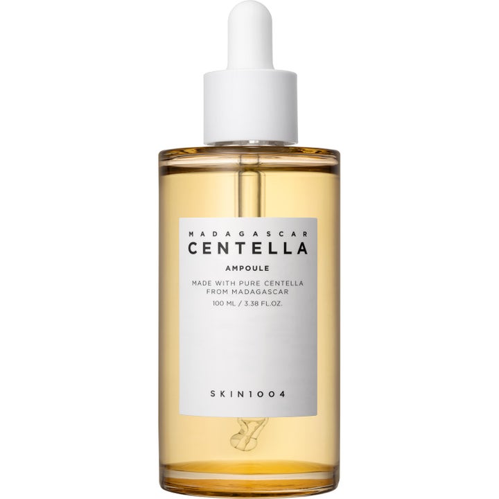 Skin1004 Madagascar Centella Ampoule 100 ml rauhoittava seerumi kirkkaassa lasipullossa, jossa on valkoinen pipettikorkki.