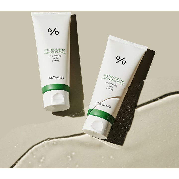 Dr. Ceuracle Tea Tree Purifine Cleansing Foam 150 ml puhdistusvaahto kahdessa valkoisessa tuubissa vellovan veden päällä