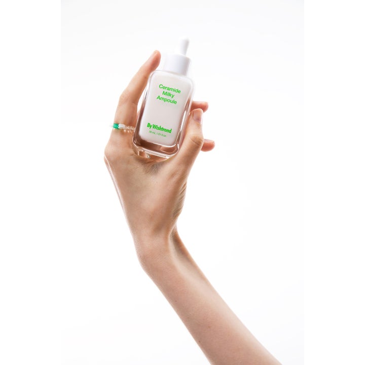 By Wishtrend Cera-barrier Soothing Ampoule 30 ml rauhoittava seerumi on kädessä pidelty maitomainen ampulli lasipullossa.