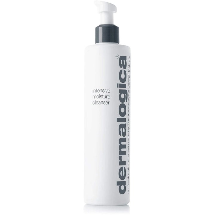 Dermalogica Intensive Moisture Cleanser kosteuttava puhdistusaine valkoisessa pumppupullossa harmaalla kauluksella.