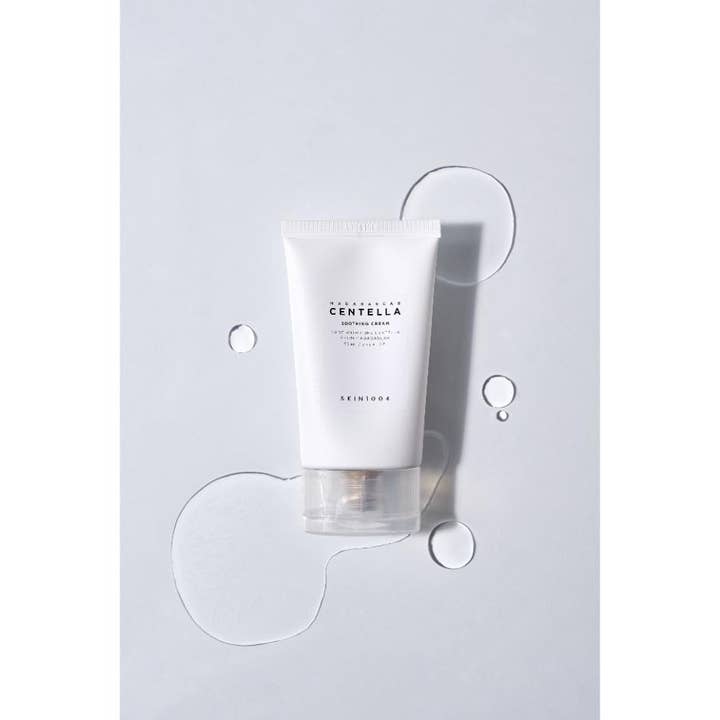 SKIN1004 Madagascar Centella Soothing Cream 75 ml rauhoittava kasvovoide valkoisessa tuubissa kirkkaiden pisaroiden keskellä.