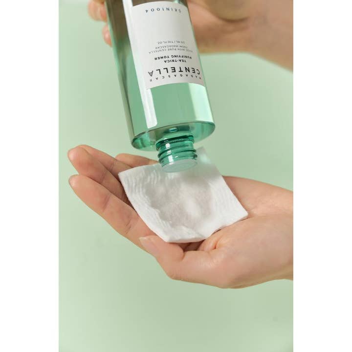 SKIN1004 Madagascar Centella Tea-Trica Purifying Toner 210 ml puhdistava kasvovesi kaadettuna pullosta vanulapulle.