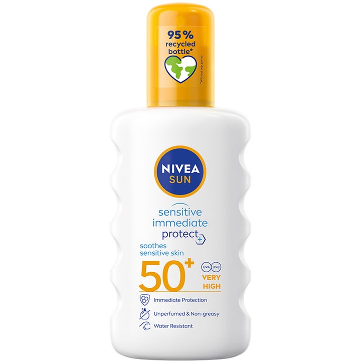 NIVEA Sensitive Immediate Protect 200 ml rauhoittava SPF 50+ aurinkovoide valkoisessa aaltoilevassa pullossa.