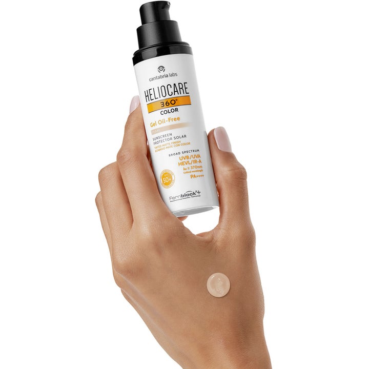 Heliocare 360 Color Gel Oil-Free SPF 50+ 50 ml sävyttävä aurinkovoide ja pisara voidetta kädenselällä.