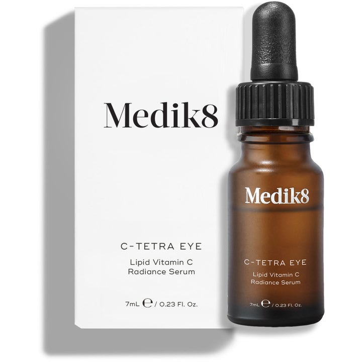 Medik8 C-Tetra Eye 7 ml kirkastava C-vitamiini silmänympärysseerumi ruskeassa lasipullossa ja valkoinen pakkaus