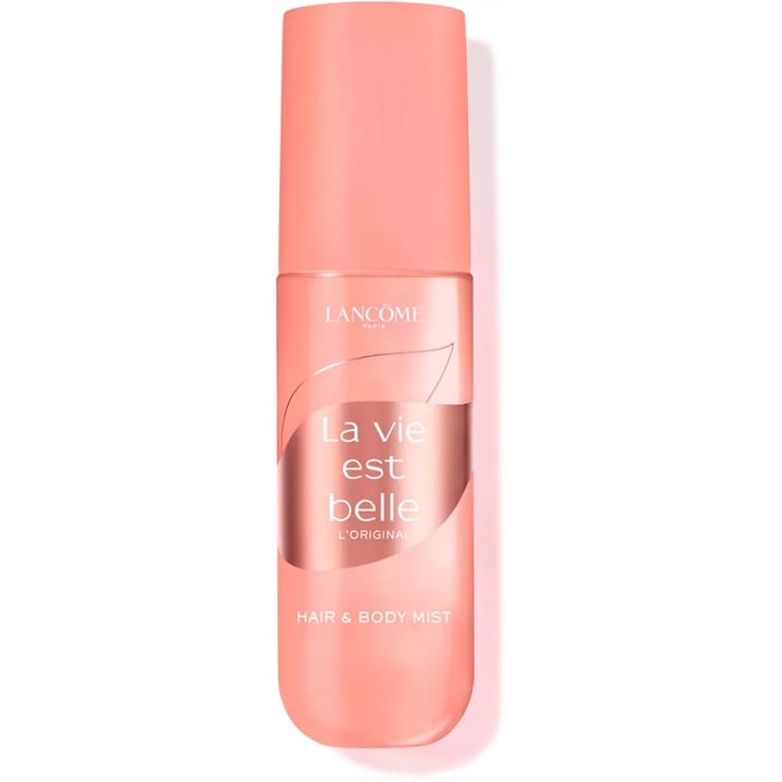 Lancôme La Vie Est Belle Hair & Body Mist 30 ml hius- ja vartalosuihke persikanvärisessä pullossa matalla korkilla.