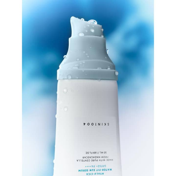 SKIN1004 Madagascar Centella Hyalu-Cica Sun serum 50 ml kosteuttava aurinkosuoja valkoisessa pumpputuubissa vesipisaroilla.