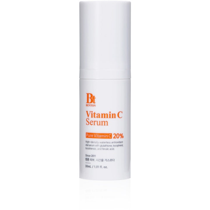 Benton Vitamin C Serum 30 ml kirkastava seerumi valkoisessa sylinterinmuotoisessa pumppupullossa.