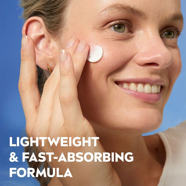 NIVEA Refreshing Day Cream 50 ml kosteuttava päivävoide levittyy kasvoille kevyesti ja imeytyy nopeasti.