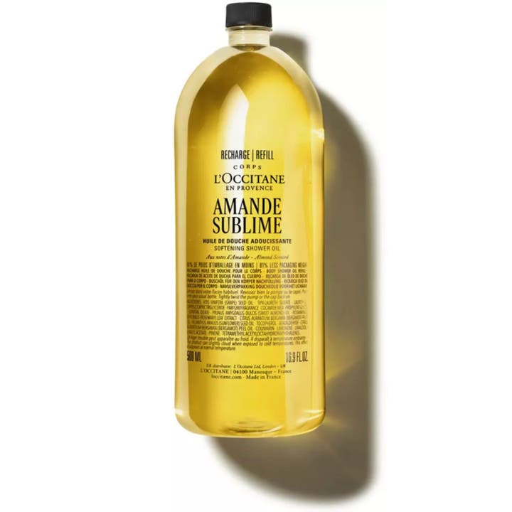 L'Occitane Almond Shower Oil 500 ml puhdistava suihkuöljy keltaisessa kierrätyspullossa jossa on musta korkki.