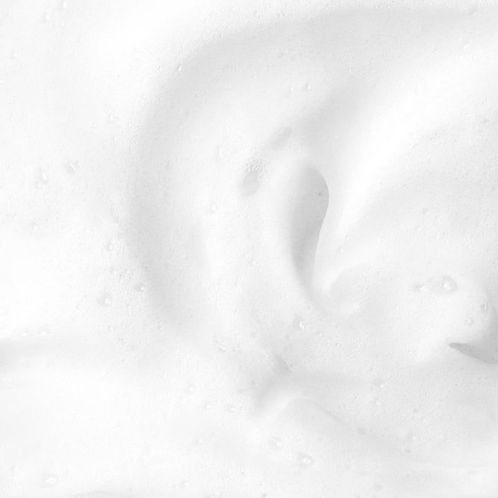 Saturday Skin Rise + Shine Gentle Cleanser 120 ml puhdistusaineen ilmava ja pehmeä valkoinen vaahtokoostumus