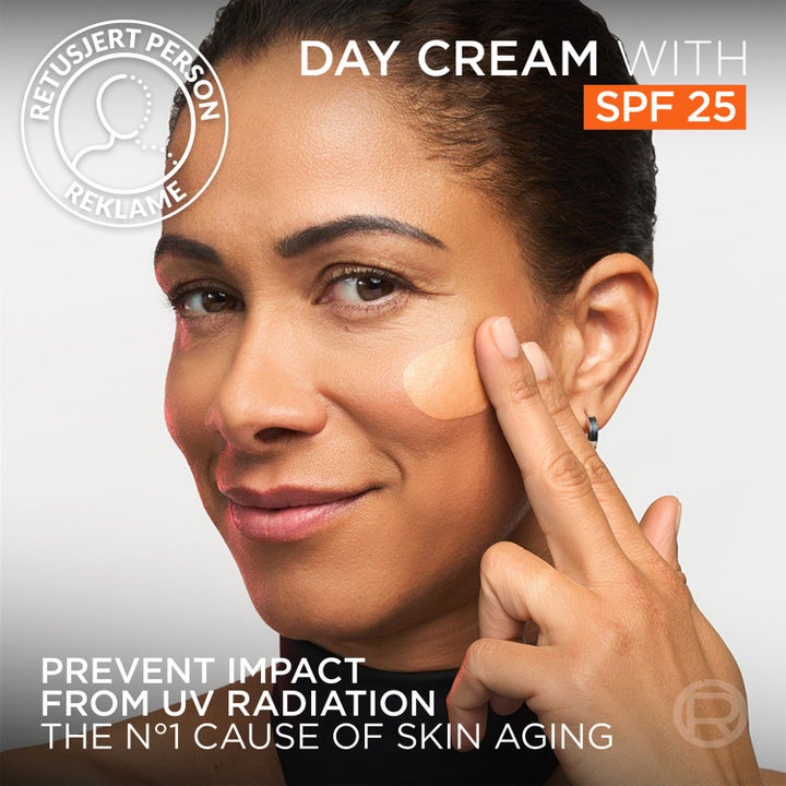 L'Oréal Paris Revitalift Laser Day Cream 50 ml silottava päivävoide nainen levittää voidetta poskelle SPF 25