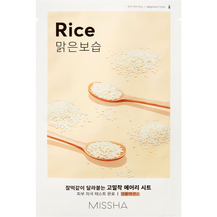 Missha Airy Fit Sheet Mask Rice 19 g kirkastava kangasnaamio, jossa kuvattuna riisinjyviä puulusikoilla.