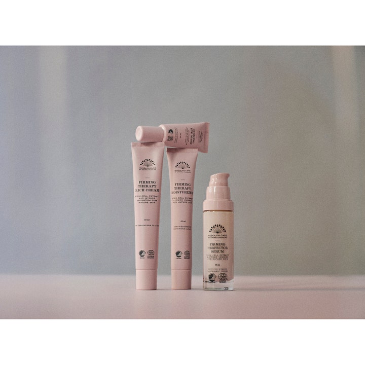 Rudolph Care Firming Therapy Rich Cream 50 ml kiinteyttävä kasvovoide osana vaaleanpunaista tuotesarjaa.