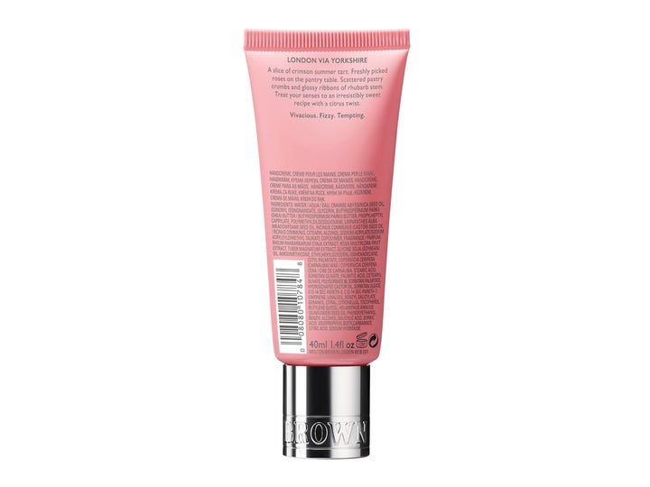 Molton Brown Delicious Rhubarb & Rose 40 ml kosteuttava käsivoide vaaleanpunaisen tuubin kääntöpuoli ainesosilla.