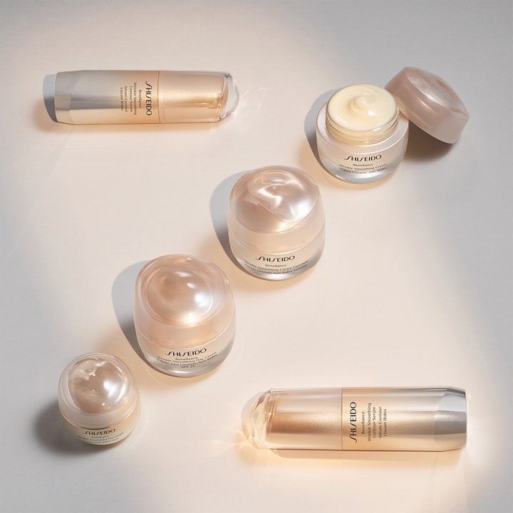 Shiseido Benefiance Wrinkle Smoothing Cream 50 ml ryppyjä silottava voide helmiäishohtoisissa purkeissa ja seerumeissa.