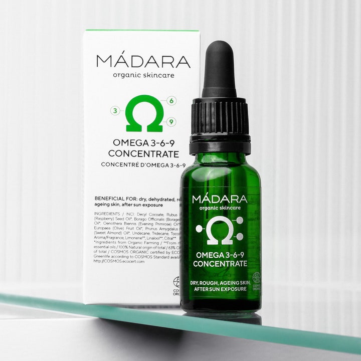 MÁDARA Omega 3 + 6 + 9 Concentrate 17,5 ml ravitseva seerumi vihreässä lasisessa pipettipullossa ja pahvipakkauksessa