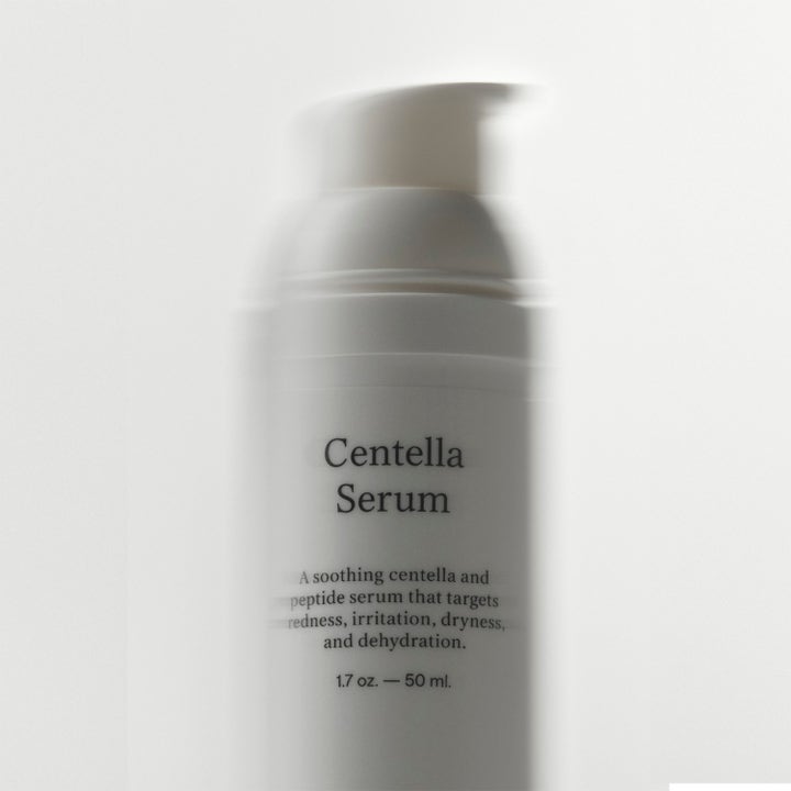Rauhoittava Jorgobé Centella Serum 50 ml kasvoseerumi valkoisessa pumppupullossa häivytetyllä taustalla.