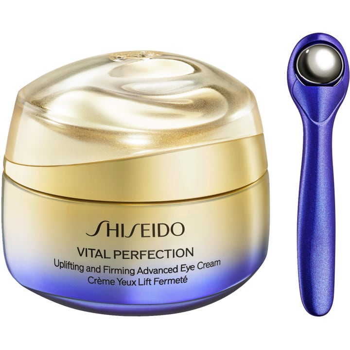 Shiseido Vital Perfection Advanced Eye Cream 15ml kiinteyttävä silmänympärysvoide kultaisessa purkissa ja violetti applikaattori