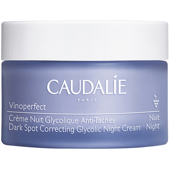 Caudalie Vinoperfect Dark Spot Correcting Night Cream kirkastava yövoide sinisessä lasipurkissa