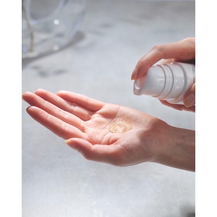 Sensai Silky Purifying Clear Gel Wash 145 ml puhdistusgeeli annosteltuna kämmenelle valkoisesta pumppupullosta