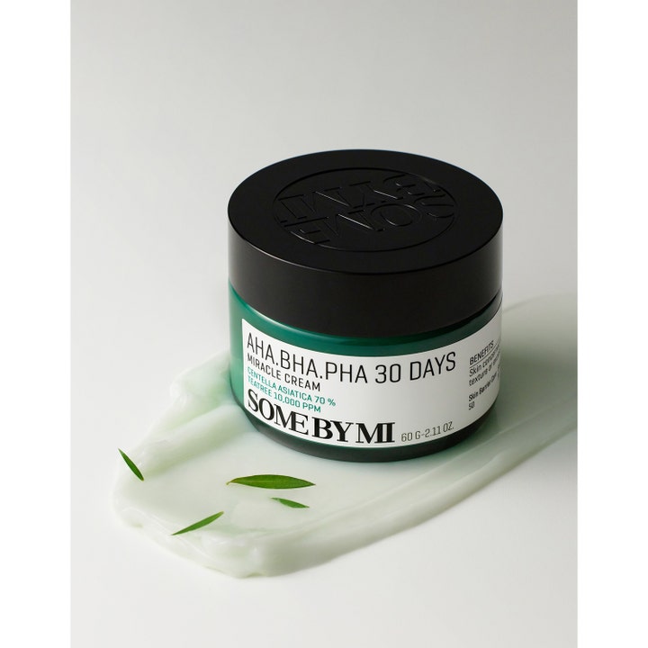 Some By Mi Aha-Bha-Pha 30 Days Miracle Cream 60 g rauhoittava kasvovoide vihreässä purkissa ja vaaleanvihreä voide.