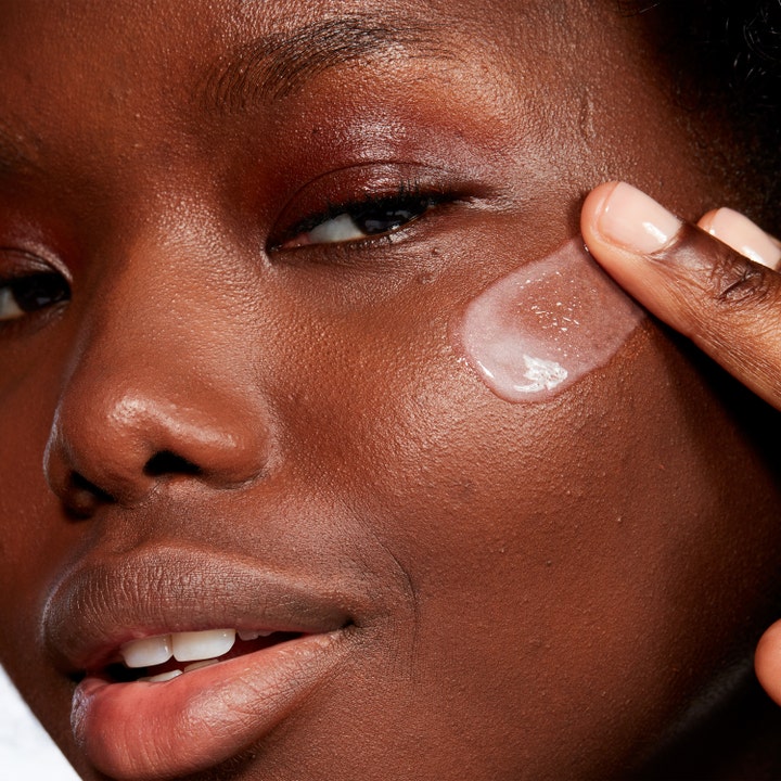 MAC Cosmetics Hyper Real Serumizer 15 ml kosteuttava seerumi levitettynä iholle tuomaan kuultavaa hehkua.