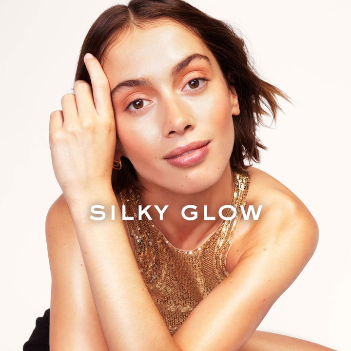 Nuxe Huile Prodigieuse Florale 60 ml vartaloöljy antaa hehkua naiselle paljetitopissa, teksti Silky Glow.