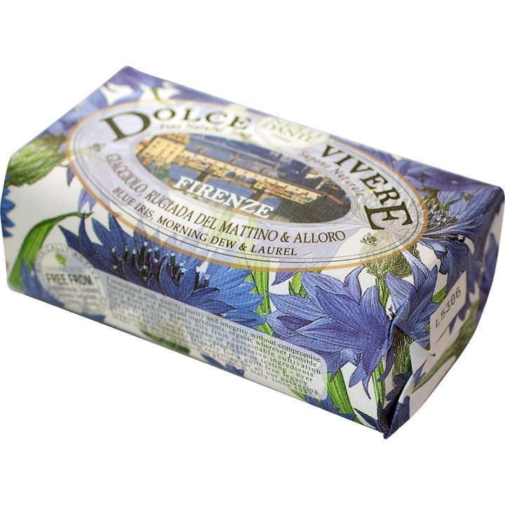 Nesti Dante Dolce Vivere Firenze 250 g puhdistava palasaippua kukkakuvioisessa kääreessä jossa on sinisiä iiriksiä