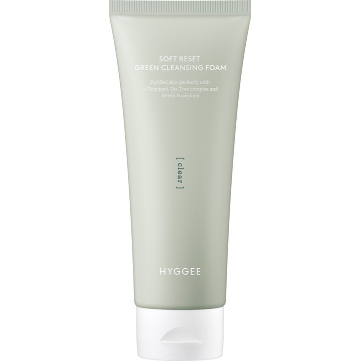 Hyggee Soft Reset Green Cleansing Foam kirkastava puhdistusvaahto teepuulla vaaleanvihreässä mattatuubissa.