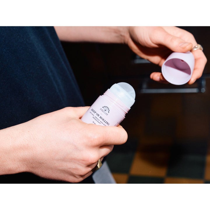 Rudolph Care Acai Keep On Rolling Duo 50 ml tahmaamaton deodorantti vaaleanpunaisessa pakkauksessa avattuna kädessä