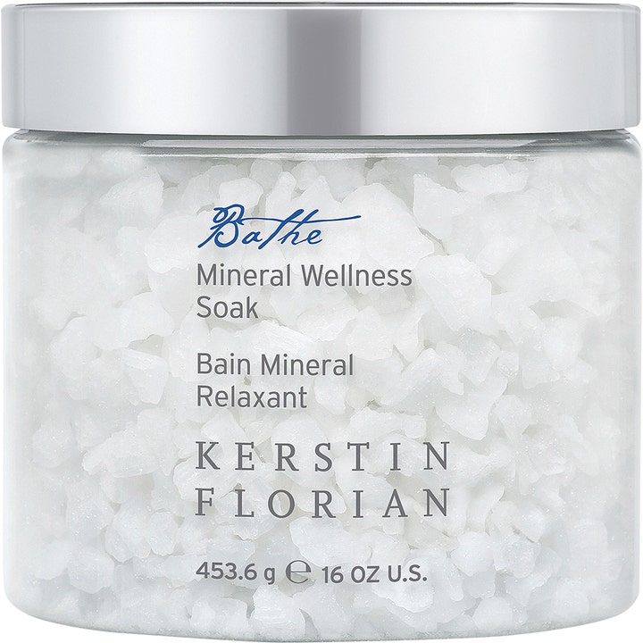 Kerstin Florian Mineral Wellness Soak 453,6 g rentouttava kylpysuola hopeakantisessa purkissa valkoisilla kiteillä.