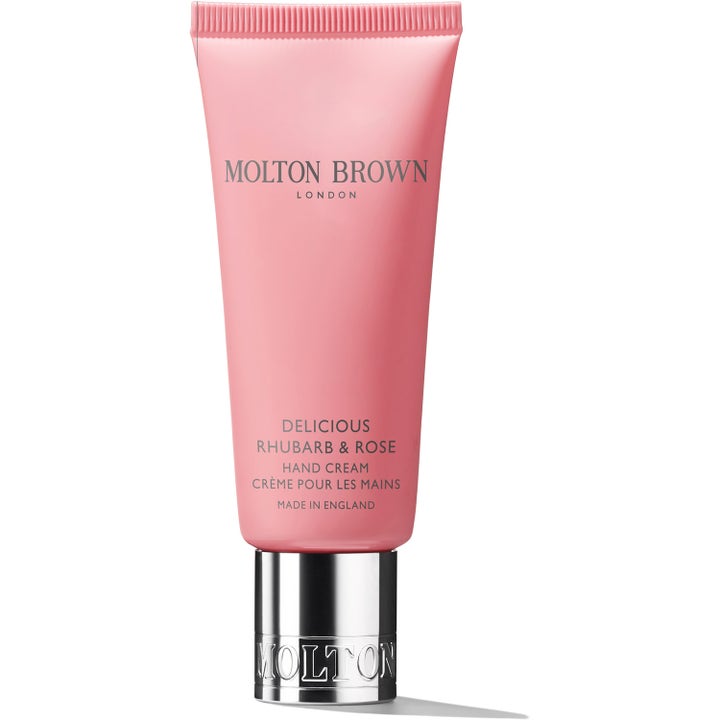 Molton Brown Delicious Rhubarb & Rose 40 ml kosteuttava käsivoide vaaleanpunaisessa tuubissa hopeisella korkilla
