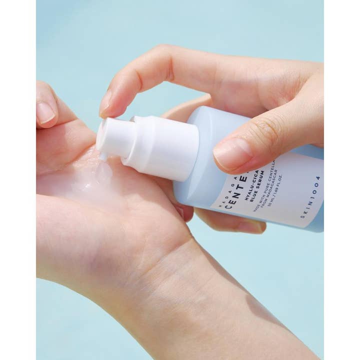 SKIN1004 Madagascar Centella Hyalu-Cica Blue Serum 30 ml kosteuttava seerumi geelimäisellä tekstuurilla kämmenellä.