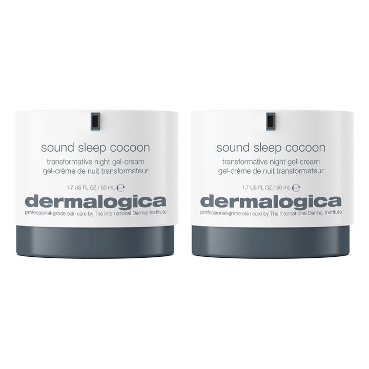 Dermalogica Sound Sleep Cocoon 50 ml uudistava yövoide kahdessa valkoisessa purkissa joissa on tummanharmaa pohja.