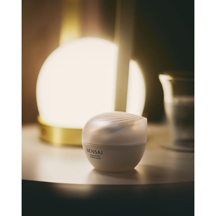 Sensai Comforting Barrier Mask 60 ml vahvistava kasvonaamio tyylikkäässä purkissa tunnelmallisessa valaistuksessa