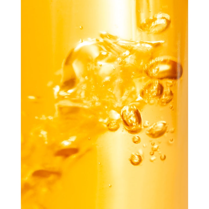 Nuxe Tanning Sun Oil SPF50 150 ml aurinkosuojaöljy, jonka kultainen koostumus kuplii ylellisesti.