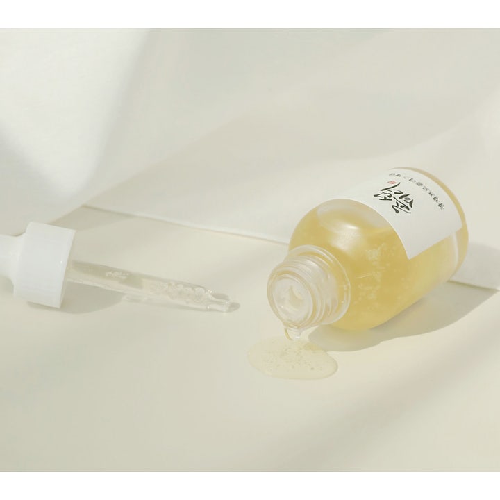 Beauty of Joseon Glow Serum heleyttävä seerumi, jonka hunajainen niasiiniamidikoostumus ja pipetti näkyvät kuvassa.