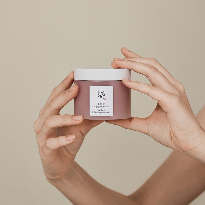 Beauty of Joseon Red Bean Refreshing Pore Mask 140 ml puhdistava kasvonaamio ihohuokosille himmeässä purkissa käsissä
