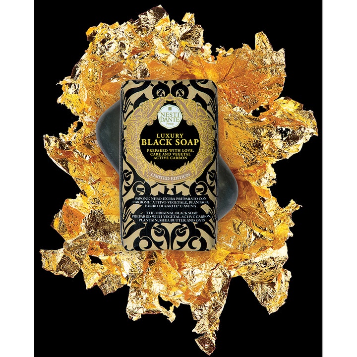 Nesti Dante Luxury Black 250 ml puhdistava palasaippua aktiivihiilellä mustassa kääreessä kultalehtien päällä