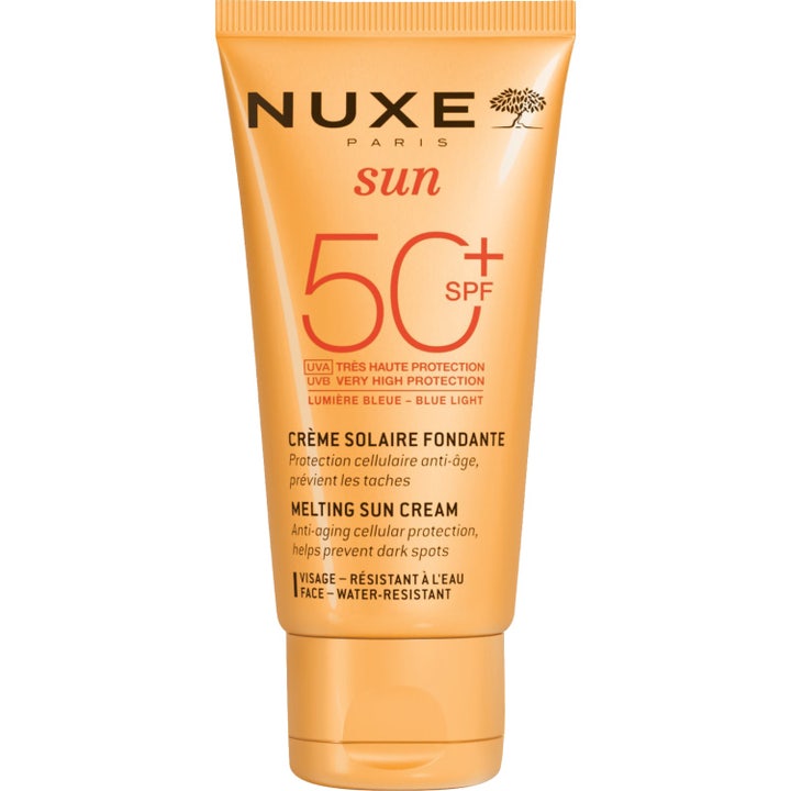 Nuxe Sun Melting Sun Cream SPF 50 aurinkovoide kasvoille ehkäisee maksaläiskiä oranssissa muovituubissa.